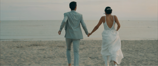 Film de mariage haut de gamme : plan cinématographique en extérieur